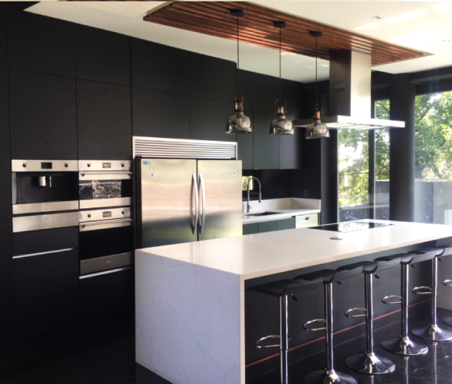 Cocina high-gloss negro con electrodomésticos Teka integrados